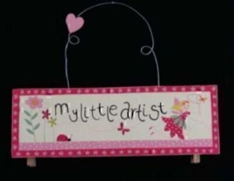 Part of the Gisela Graham Fairy range. 'My Little Artist' pegged hanger for hanging up wet paintings to dry or just to display them. Made from 100% Paulownia wood and paint. Size 12x7cm